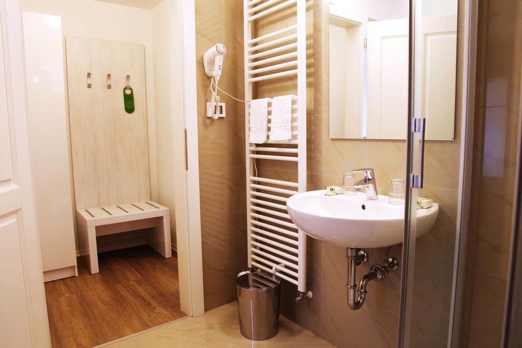 Boutique Hotel Dvor Dobrovo Pokoj fotografie