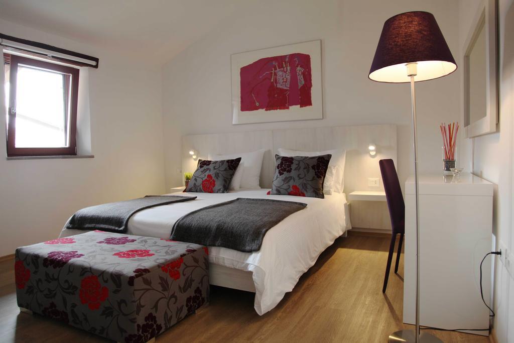 Boutique Hotel Dvor Dobrovo Pokoj fotografie