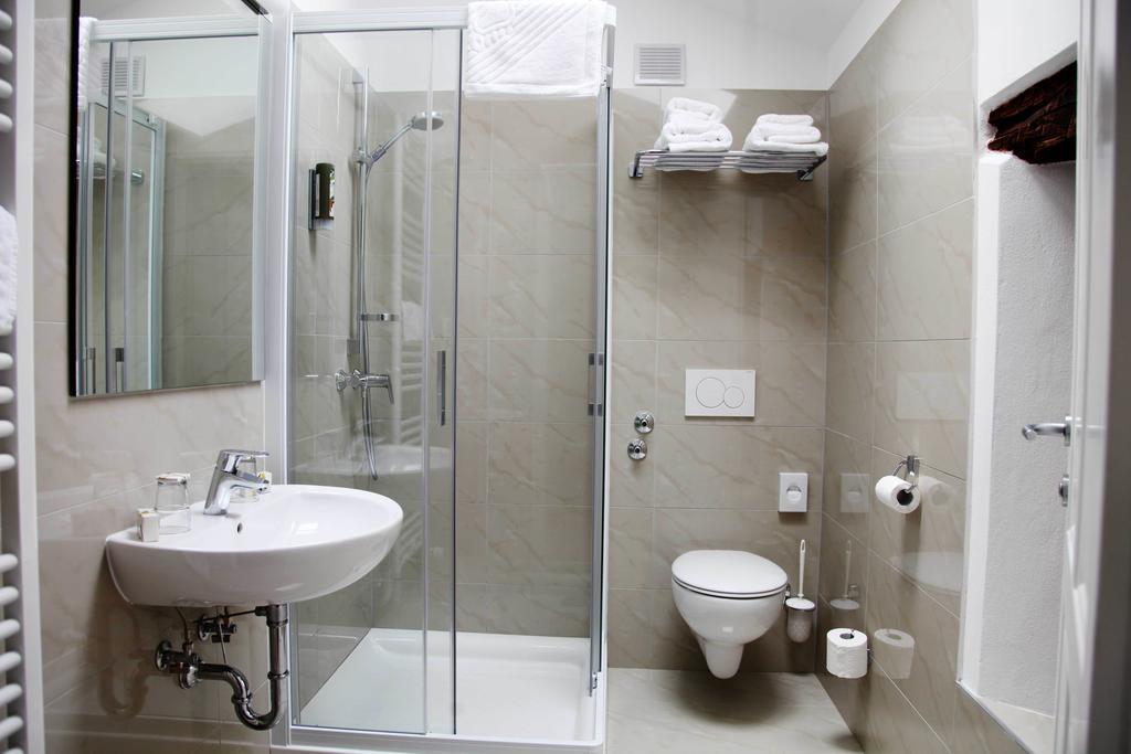 Boutique Hotel Dvor Dobrovo Pokoj fotografie
