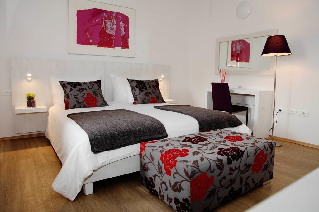 Boutique Hotel Dvor Dobrovo Pokoj fotografie