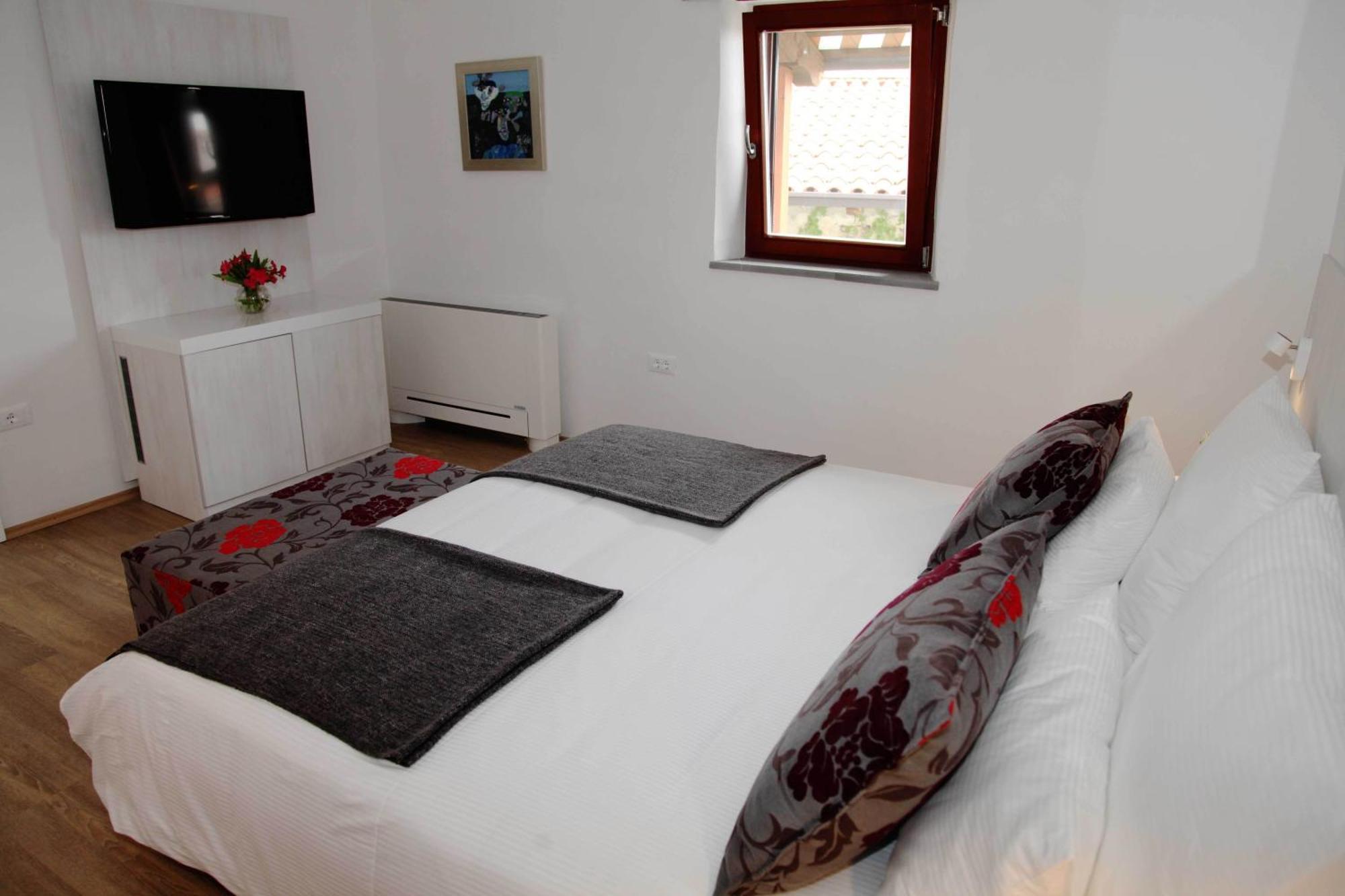 Boutique Hotel Dvor Dobrovo Pokoj fotografie
